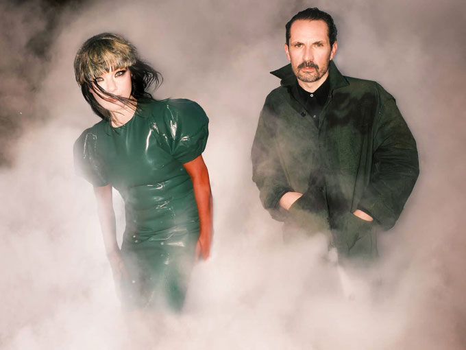 Bj&ouml;rk dans les escalators du Centre Pompidou